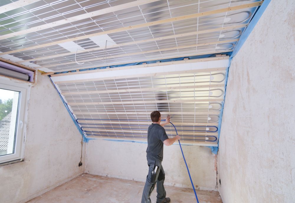 Geradlinige Verlegung des Systemrohrs durch Rohrführungen der Heizelemente.