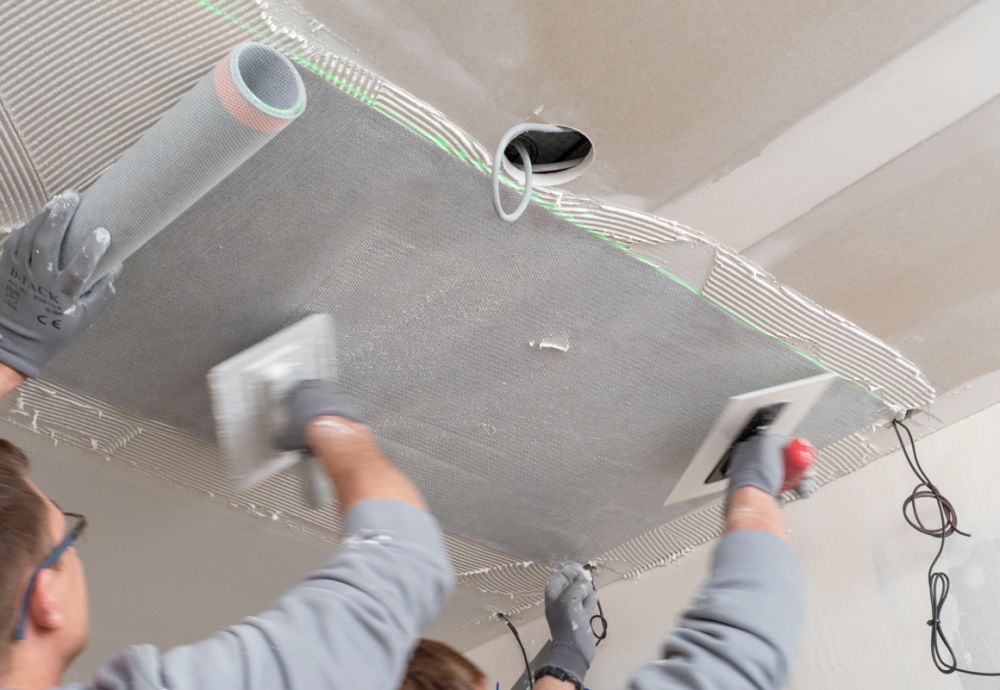 Dank Perforation durchdringt die Spachtelmasse das Fleece leicht.