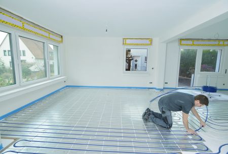 Das Rohr wird in den vorgefertigten Kanälen verlegt