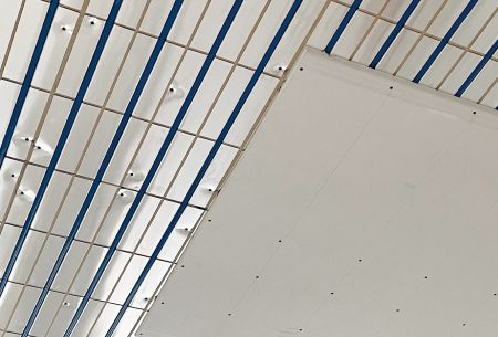 I pannelli di cartongesso vengono avvitati alla sottostruttura metallica attraverso l'elemento riscaldante