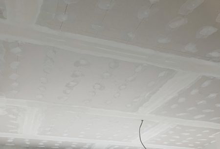 I pannelli di cartongesso vengono intonacati su tutta la superficie