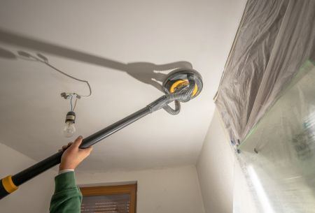 Die gespachtelte Decke wurde glatt geschliffen.