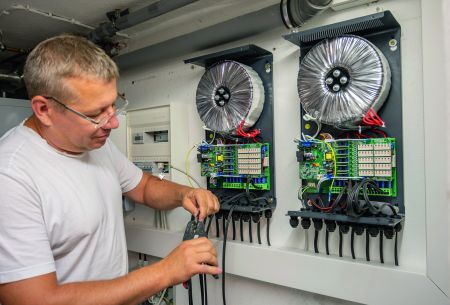 Sistemsko integrirani napajalniki za učinkovito delovanje s 36 V varnostno izjemno nizko napetostjo (SELV)