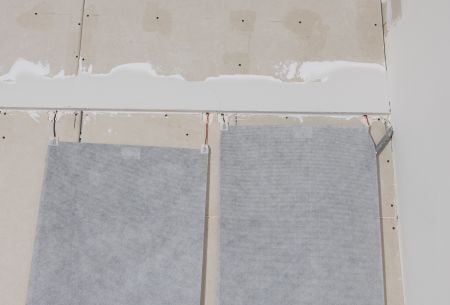 Pellicola riscaldante ultrasottile da 0,4 mm per un'altezza di installazione minima nelle costruzioni a parete