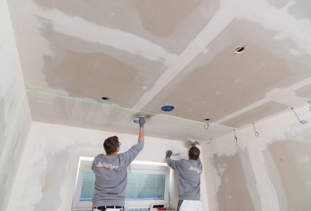 Električna grelna folija je nameščena neposredno na mavčno ploščo.