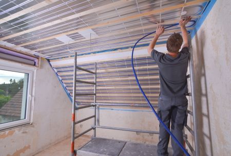 Les conduits Omega maintiennent le tuyau au plafond