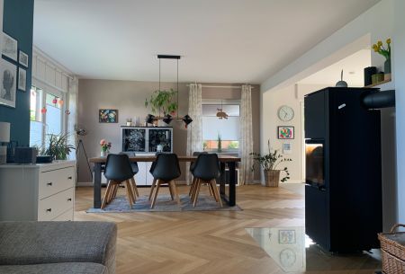 La couche conductrice de chaleur, d'une épaisseur de seulement 12 mm, assure un chauffage et un refroidissement rapides du parquet et du carrelage