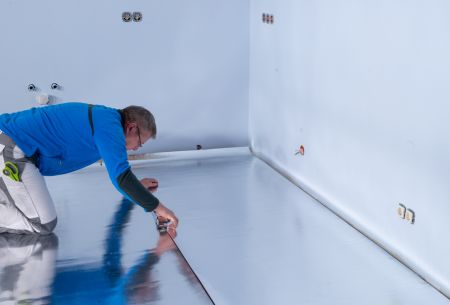 Una membrana aislante revestida de aluminio forma la subestructura.