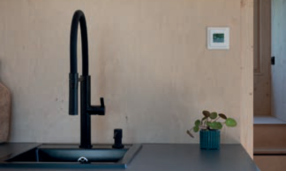 mfh_referenz_e-nergy_carbon pet_boden_tinyhouse_koye