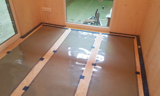 mfh_referenz_e-nergy_carbon pet_boden_tinyhose_mio holzbau