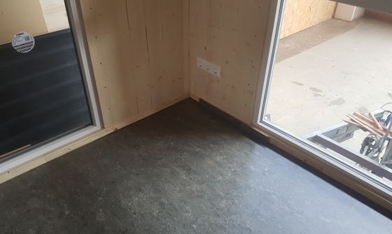 mfh_referenz_e-nergy_carbon pet_boden_tinyhose_mio holzbau